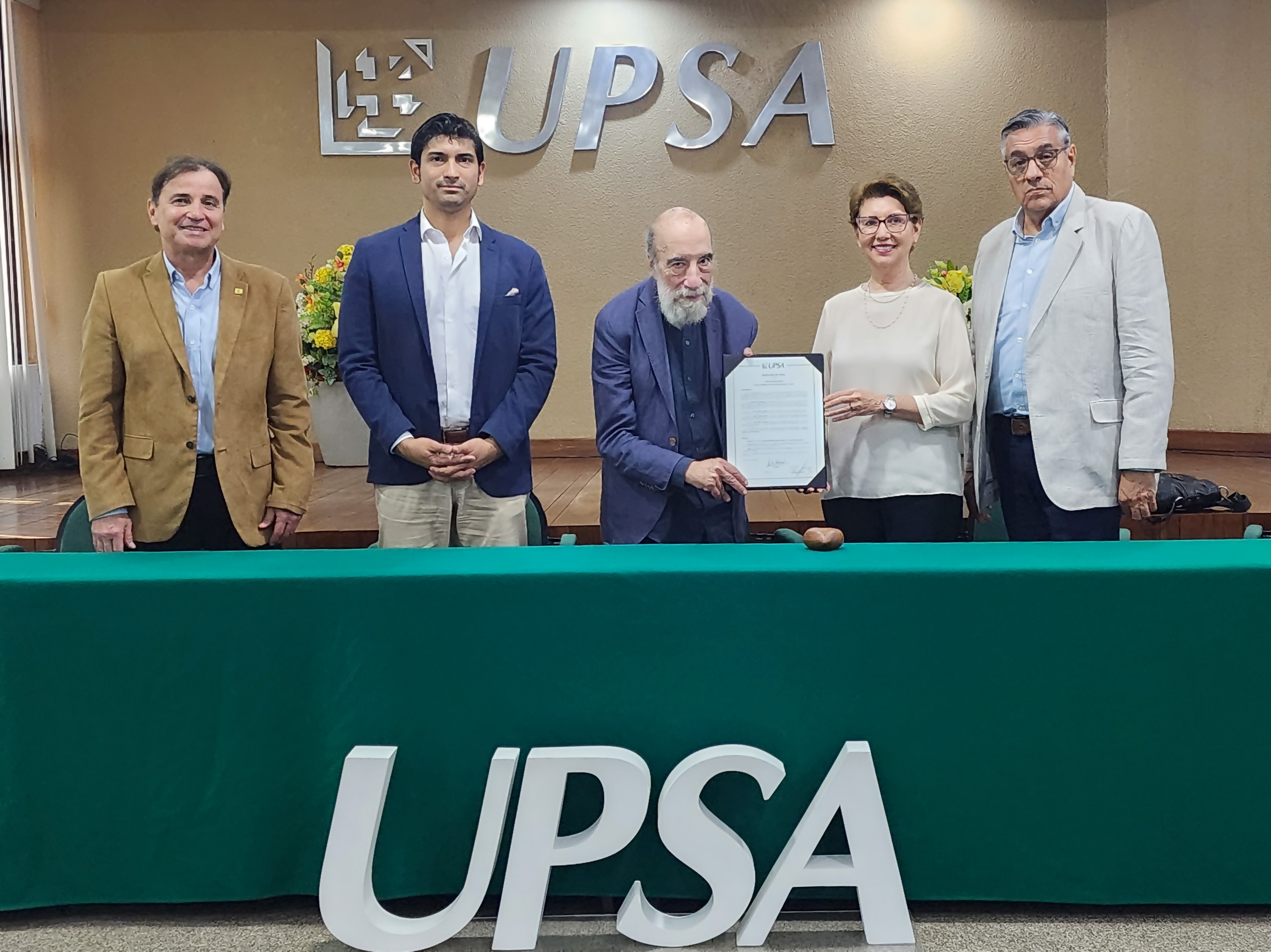 Distinción Honorífica al Mérito Literario de la UPSA el poeta chileno Raúl Zurita