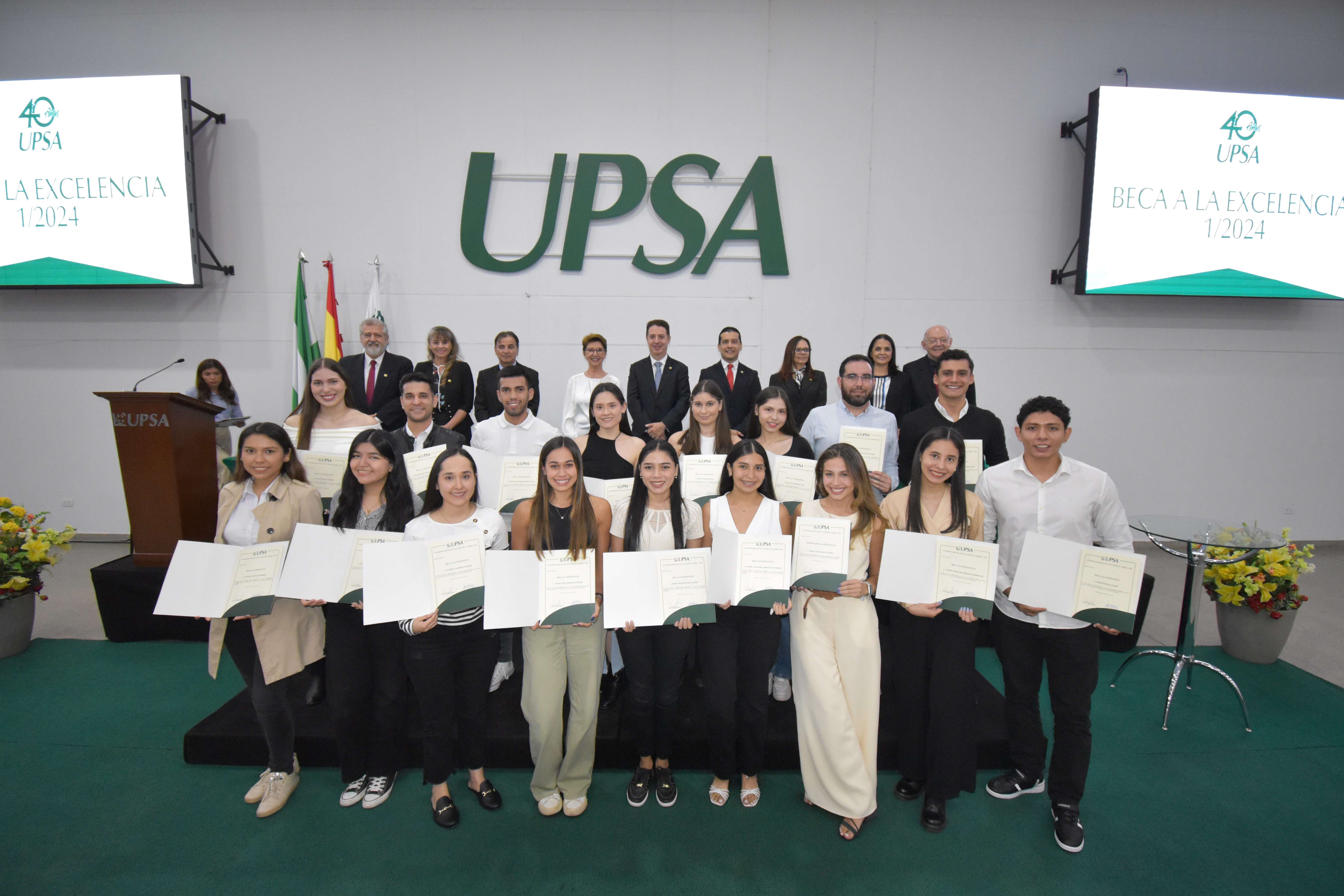 UPSA entregó sus becas a la excelencia